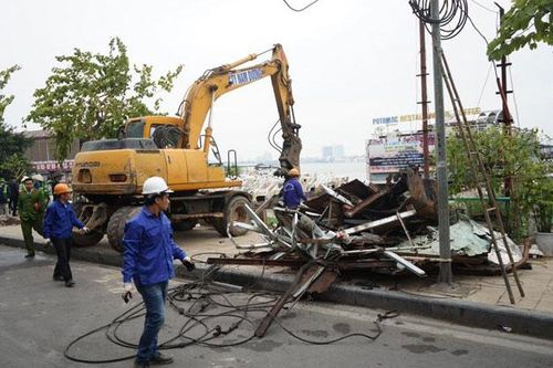 Hà Nội: Đang khẩn trương tháo dỡ cầu dẫn, sàn cứng vi phạm trên hồ Tây