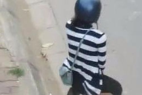 Cô gái xuống xe, quỳ gối xin lỗi giữa đường Hà Nội