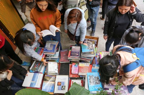Sinh viên Hà Nội lũ lượt ghé thăm phiên chợ bán sách theo cân