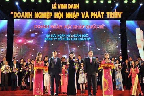 Bỏ học giữa chừng, 9x xinh đẹp tự mở spa, sắm ô tô tiền tỷ