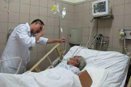 Hà Nội: Súc miệng bằng cồn bị ngộ độc suýt chết