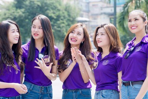 Thí sinh Hoa khôi Du lịch khoe sắc rực rỡ trên phố
