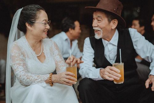 Chuyện tình 'quần đùi' đằng sau bộ ảnh cưới U80 gây sốt