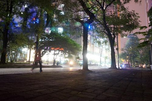 Vỉa hè khu Trung Hòa Nhân Chính vắng vẻ bất ngờ