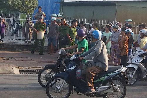 Cảnh sát dọn dẹp hiện trường phát hiện thi thể đôi nam nữ
