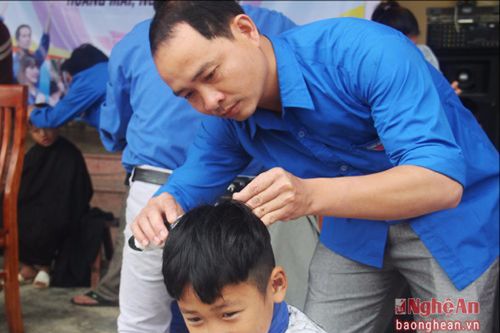 Bác sĩ trẻ khám bệnh, cắt tóc cho trẻ em khó khăn vùng giáo