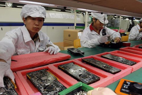 Donald Trump phải ra nhiều ưu đãi cho Foxconn nếu muốn sản xuất iPhone tại Mỹ