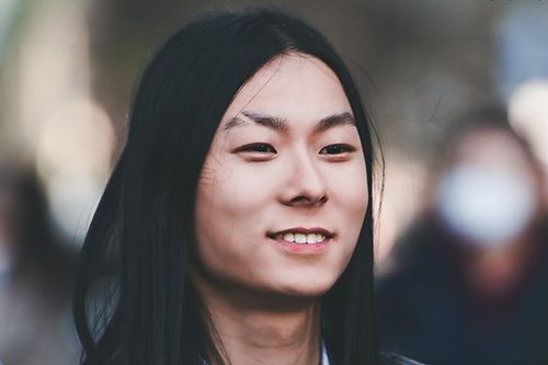 Produce 101 bản nam vừa lên sóng, chàng trai tóc dài thướt tha này đã là quán quân với fan!