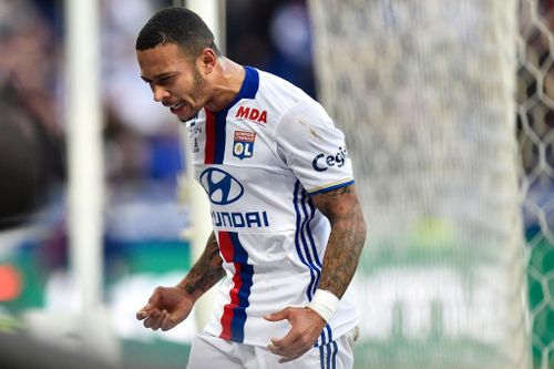 Memphis Depay lập siêu phẩm từ giữa sân sau khi rời MU