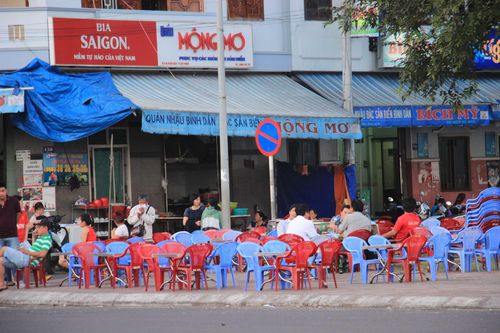 Quán nhậu tung hoành vỉa hè ở thành phố biển Quy Nhơn