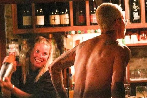 Justin Bieber bất ngờ khỏa thân trong quán bar