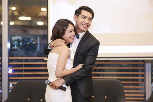 Thái Trinh - Quang Đăng hôn nhau thắm thiết trong buổi ra mắt MV