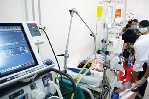 Thêm 7 người nhập viện nghi do ngộ độc methanol