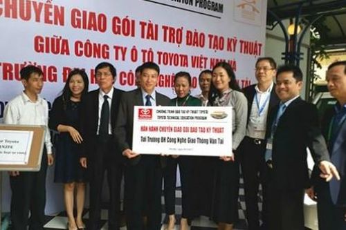 Toyota Việt Nam trao tặng xe - thiết bị kỹ thuật cho các trường đại học, cao đẳng