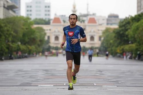 Khi phóng viên so giày cùng tuyển thủ marathon