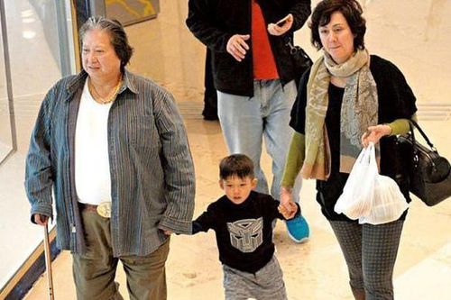Hồng Kim Bảo chống gậy đưa vợ đi mua sắm