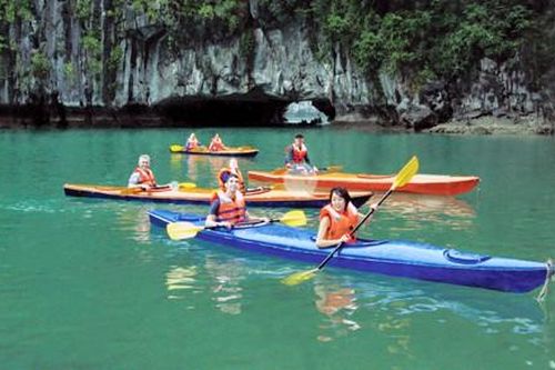 Dịch vụ chèo thuyền kayak bị cấm trên vịnh Hạ Long