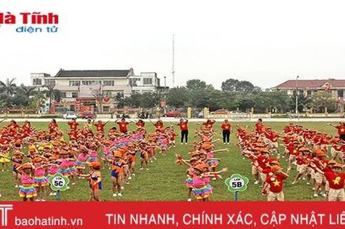 Bé cười tít mắt với ngày hội thể dục - thể thao
