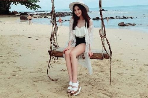 Vẻ đẹp 'chết người' của hot girl có đôi chân bạc tỷ