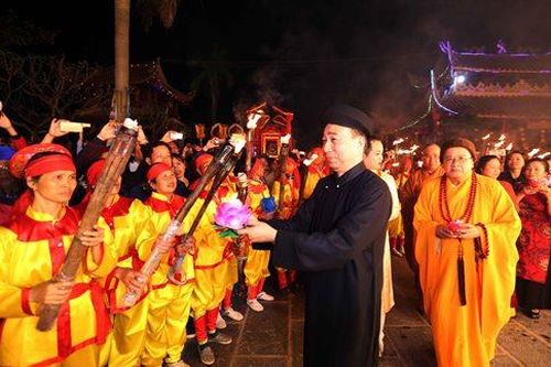 Độc đáo nghi lễ rước đuốc trong lễ hội Phủ Dầy
