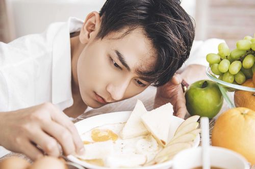 Isaac khoe tài làm bánh trong MV mới
