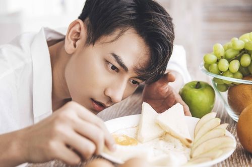 Isaac lần đầu vào bếp, 'đốn tim' fan trong MV đậm ngôn tình