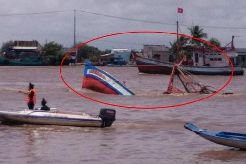 Clip: Chìm tàu ở lễ hội Nghinh Ông khiến 2 thiếu nữ tử vong