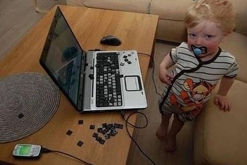 'Bó tay chấm com' với muôn trò nghịch dại của trẻ con