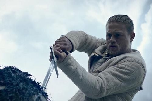 Charlie Hunnam 'vượt mặt' Henry Cavill để nhận vai Vua Arthur