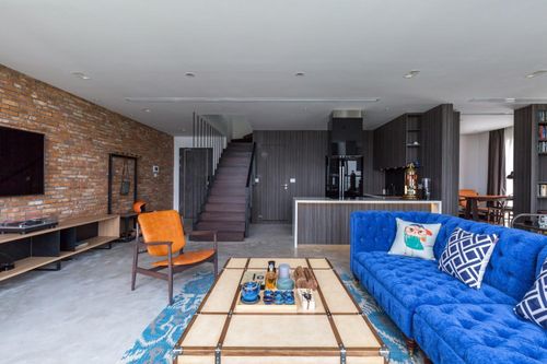 Penthouse sang trọng với phòng làm việc giấu sau tủ sách