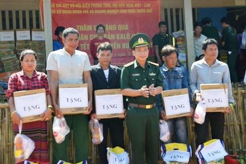 Tặng quà, chúc Tết cán bộ, nhân dân nước Lào nhân dịp Tết cổ truyền Bunpimay