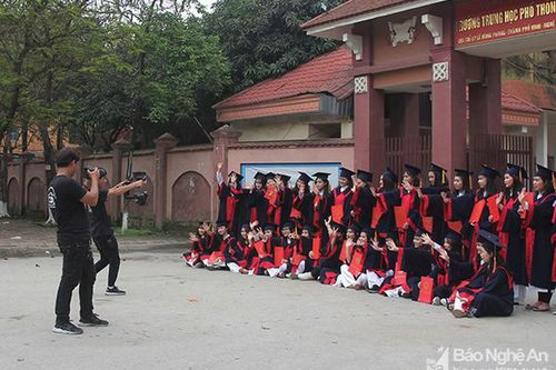 Chụp ảnh kỷ yếu: Tốn tiền, tốn thời gian, gây mất đoàn kết?