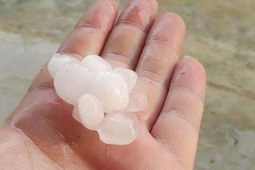 Mưa đá, gió lốc 'thổi bay' mái 34 ngôi nhà, trường học
