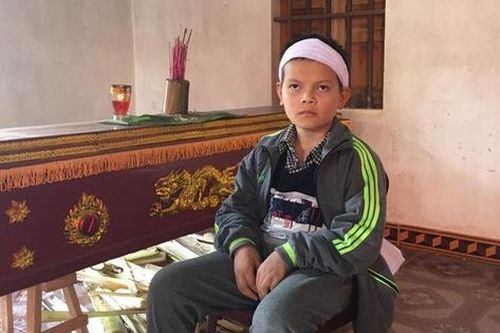 Đứa trẻ thơ dại không cha giờ bơ vơ gọi 'Mệ ơi!' khi người mẹ qua đời