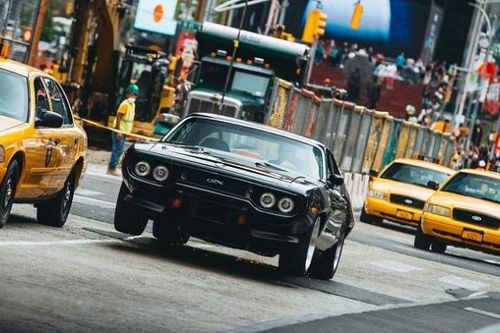 Dàn xế hộp của Fast 8 làm náo loạn đường phố