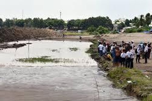 Hụt chân xuống hố công trình đang thi công, hai học sinh lớp 8 tử vong