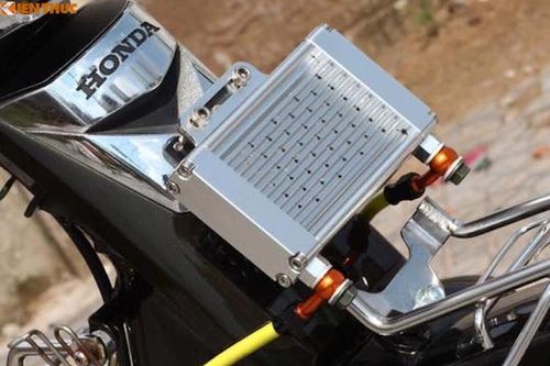 Honda Super Dream 'giật kiểng' cá tính tại Sài Gòn