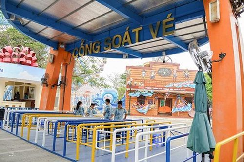 Công viên nước vắng vẻ ngày đầu mở cửa dù giá giảm kỷ lục