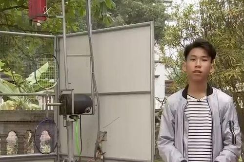 Máy hỗ trợ tập cầu lông độc đáo của nam sinh lớp 9