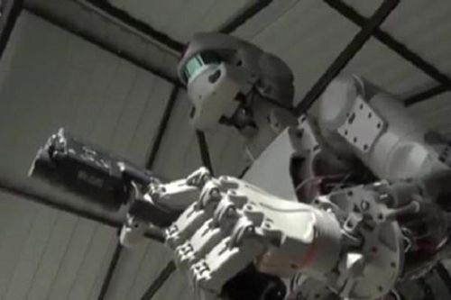 Video Nga thử nghiệm robot hình người, bắn súng 2 tay siêu đẳng