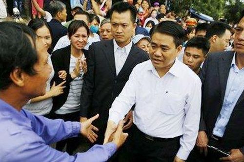 Chủ tịch Hà Nội Nguyễn Đức Chung rời Đồng Tâm trong tiếng vỗ tay, reo hò của người dân