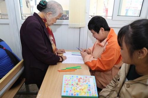 Bà giáo già 19 năm dạy học miễn phí cho trẻ khuyết tật