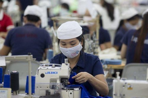 Người lao động nghỉ hưu chưa đủ tuổi sẽ bị trừ 2% lương