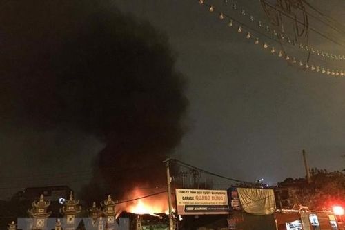 Dập tắt đám cháy lớn bao trùm một gara ôtô rộng 500m2 tại Hà Đông