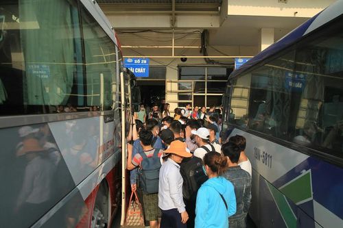 Ùn ứ 'ngược' trên đường Vành đai, hành khách xếp hàng dài ở bến xe