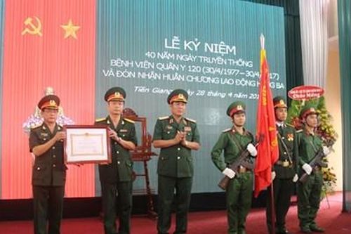 Bệnh viện Quân y 120 kỷ niệm 40 năm Ngày truyền thống và đón nhận Huân chương Lao động hạng Ba