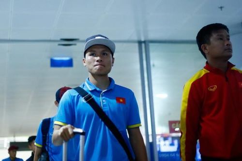 U20 Việt Nam mệt mỏi trở về sau chuyến bay dài 30 tiếng