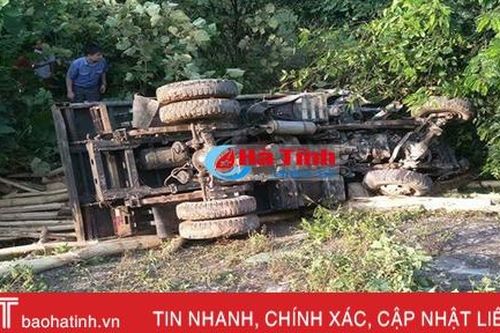 Băng ngang đường sắt, xe tải chở keo bị tàu hỏa đâm văng 10m