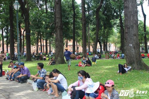 Người dân đổ về Suối Tiên, Đầm Sen vui chơi lễ 30/4