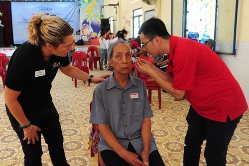 Tặng máy trợ thính tổng trị giá 10 tỷ đồng cho bệnh nhân nghèo miền trung